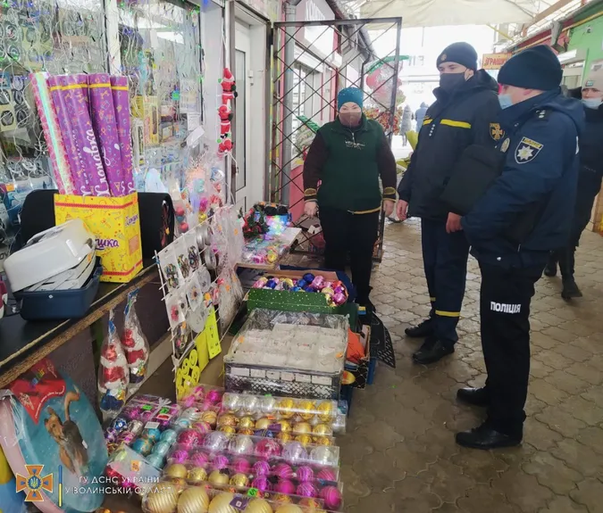 На ринку в Ковелі виявили купу незаконної піротехніки (фото, відео)