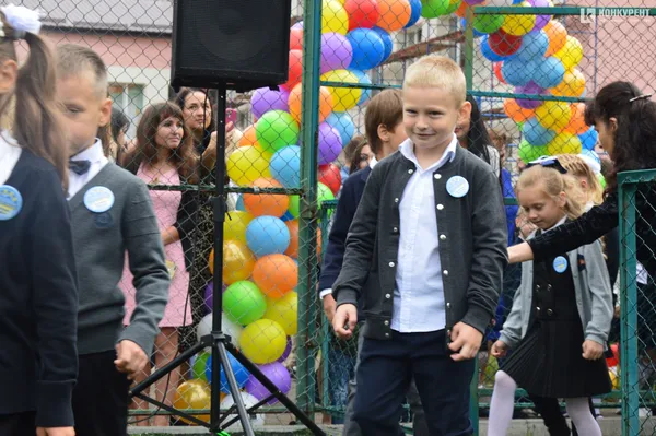 Квіти, вітання та першачки: у луцькій школі №9 пролунав перший дзвоник (фото)