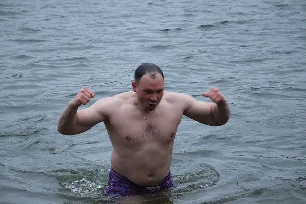 На Водохреще волинські тероборонівці разом з командиром пірнали у зимове озеро (фото)