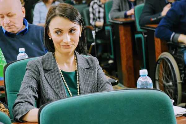 Юлія Вусенко цього дня сиділа поряд зі своїми колегами. А ще часто під час її виступу виникали проблеми з мікрофоном