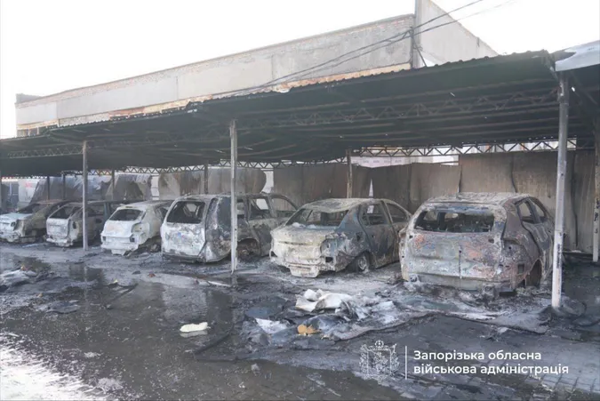 Пожежі, зруйновані склади, вибиті вікна: росіяни вночі атакували Запоріжжя (фото)