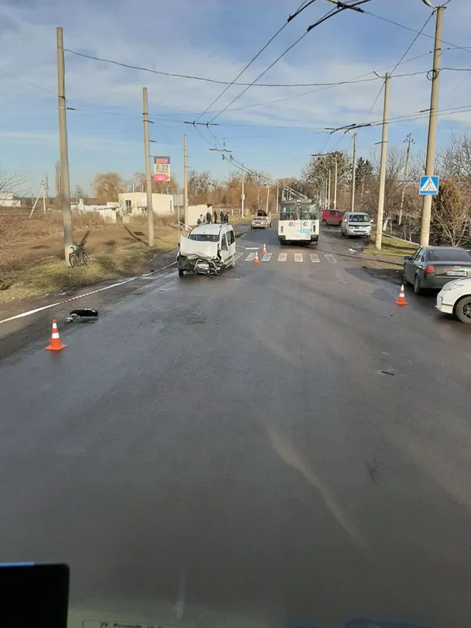 Біля Луцька зіткнулися три автомобілі: один відкинуло у кювет (фото)