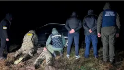 На Волині військовий і цивільний вели ухилянтів до Білорусі (фото)