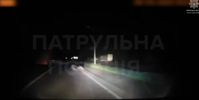 Біля Луцька посеред дороги «відпочивав» п'яний велосипедист (відео)