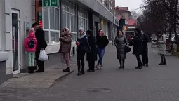 У Луцьку – довжелезні черги до банкоматів (відео)