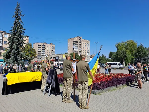 Отримали сповіщення в день 48-річчя: на Волині провели в останню путь воїна Олександра Резванюка (фото)