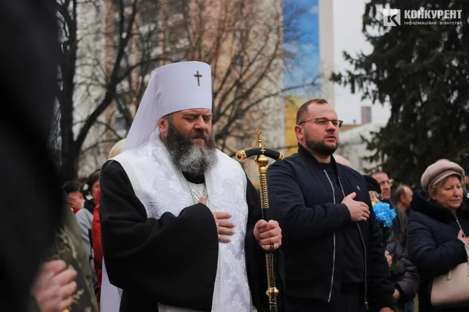 У Луцьку на колінах попрощалися зі ще одним загиблим Героєм (фото)