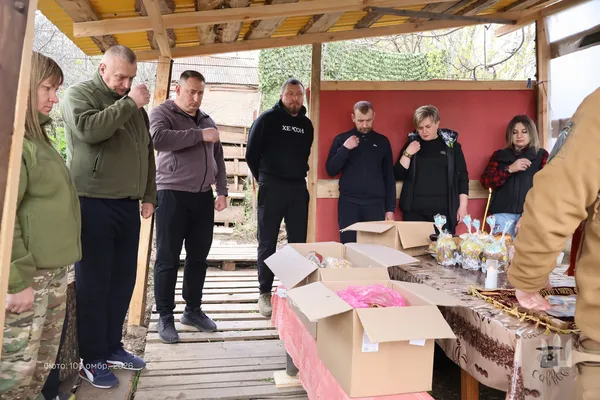 Світло переможе темряву: як «Сталева Сотка» відсвяткувала Великдень на передовій (фото)