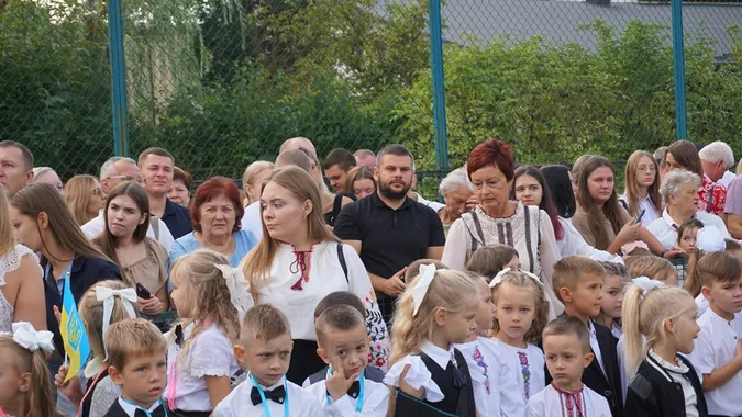 Як відзначили перший дзвоник у Луцькому ліцеї №9 (фото)