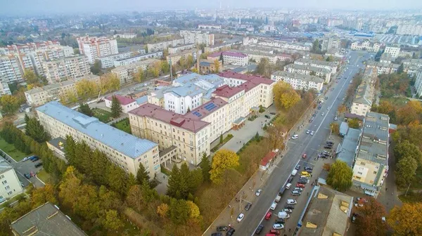 На даху волинської обласної лікарні встановили сонячну електростанцію (Фото)