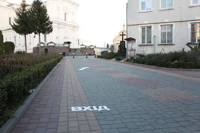 У луцькому соборі зробили схему руху по території для освячення верби (фото)