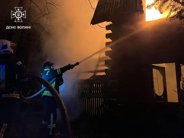 30 рятувальників і багато техніки: як гасили пожежу в «Білочці» біля Луцька (фото, відео)