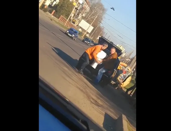 Чоловік з Львівщини викинув старий унітаз у Луцьку (відео)