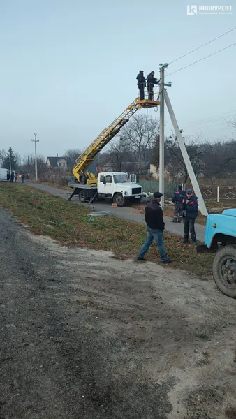 Водій заснув: у Луцькому районі фура знесла електроопору (фото)