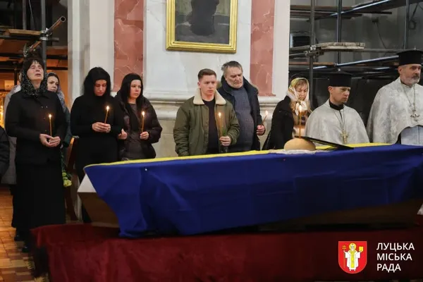 Залишилася трирічна донька: у Луцьку провели в останню дорогу воїна Артема Тютюнника (фото)