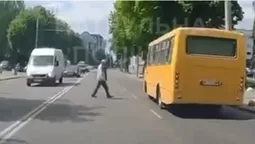У Луцьку «безсмертний» пішохід перейшов дорогу патрульним (відео)