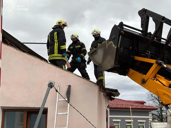 Волинню пронеслася сильна негода: що відомо про наслідки (фото)
