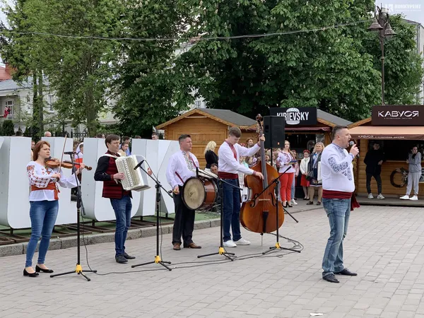 «Нитка Єдності»: у Луцьку пройшов флешмоб до Дня вишиванки (фото)