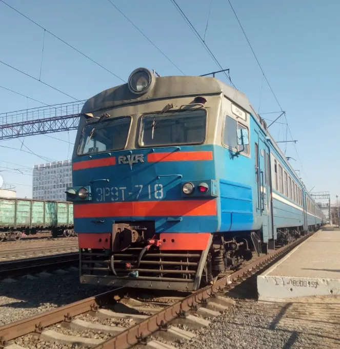 Не відрізняються від українських: у Білорусі зафарбовують електрички (фото)
