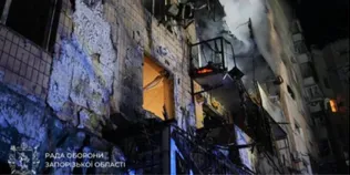 рф вдарила по Запоріжжю: горіли торговельний центр і багатоповерхівки, є поранений (фото)
