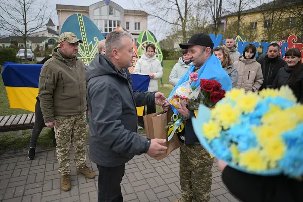 На рідну землю після полону повернувся волинянин Василь Луцик (фото)