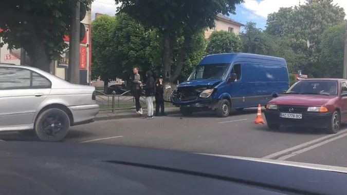 У Луцьку на Перемоги – затори через ДТП (фото, відео)