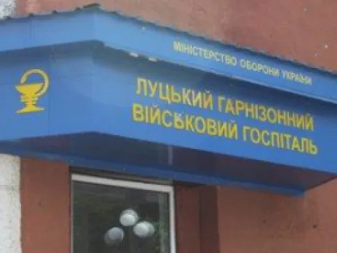 У Луцьку зловили афериста, який жебракував біля військового госпіталю (відео)