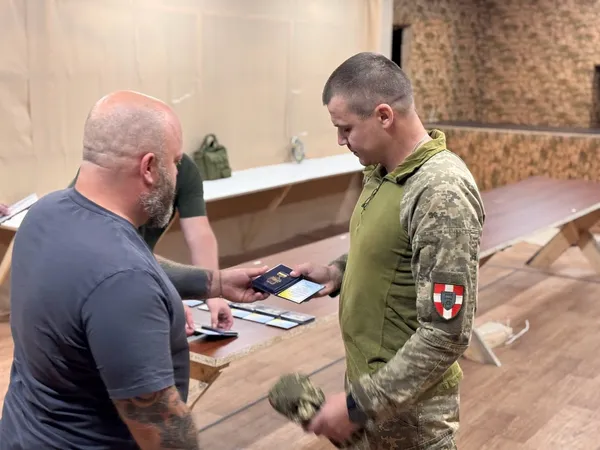 Бійців волинської «Сталевої Сотки» нагородили відзнаками «Захиснику Луганщини» (фото)
