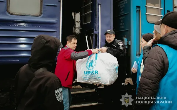 На Волинь прибув евакуаційний потяг з Донеччини: поліцейські зустріли 14 переселенців (фото)