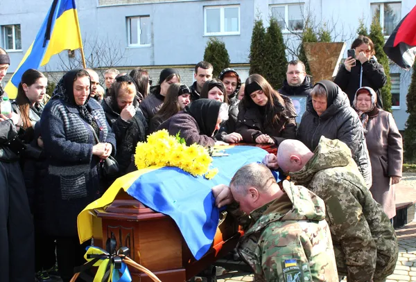 Осиротіли дві доньки: на Волині попрощалися з воїном Володимиром Сасовським (фото)