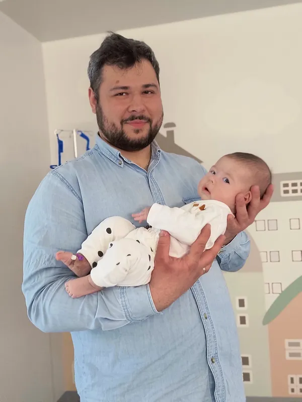 За лічені години до смерті: у Львові медики врятували немовля із величезною пухлиною у грудях (фото)