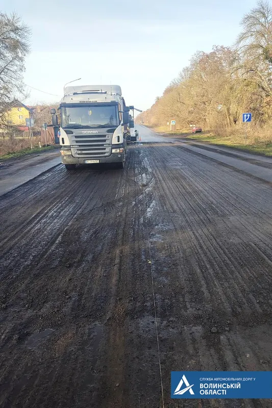 Ліквідовують вибоїни: у Підгайцях ремонтують дорогу (фото)