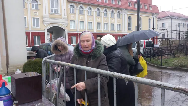 Освячення води і благодійний ярмарок: у Луцьку почали святкувати Водохреще (фото)