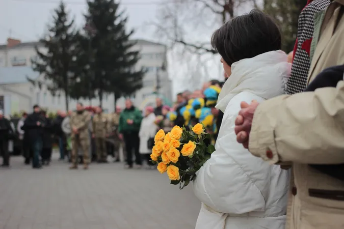 У Луцьку поклали квіти до стели загиблим захисникам України (фото, відео)