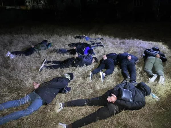 В перуці і з дитиною: киянин хотів утекти за кордон за паспортом дружини (фото)
