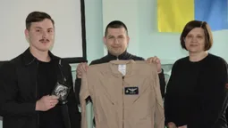 Обладунки повітряного лицаря: льотчик Karaya подарував Луцьку свій переможний комбінезон (фото)