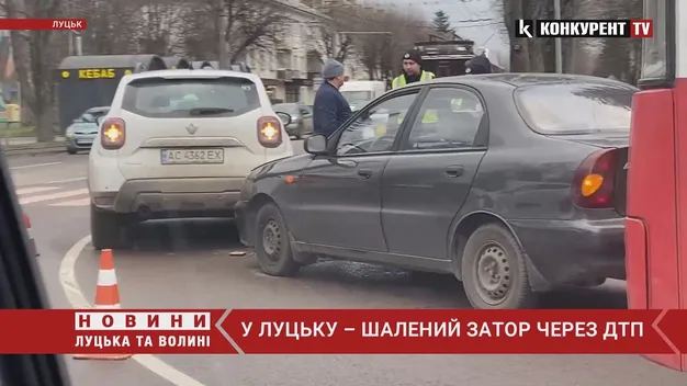 У Луцьку цілий проспект паралізувало через аварію (відео)