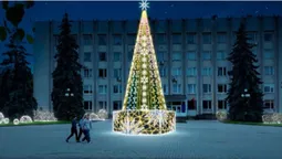 Штучна і на новому місці: у Ковелі готуються до встановлення новорічної ялинки (фото)