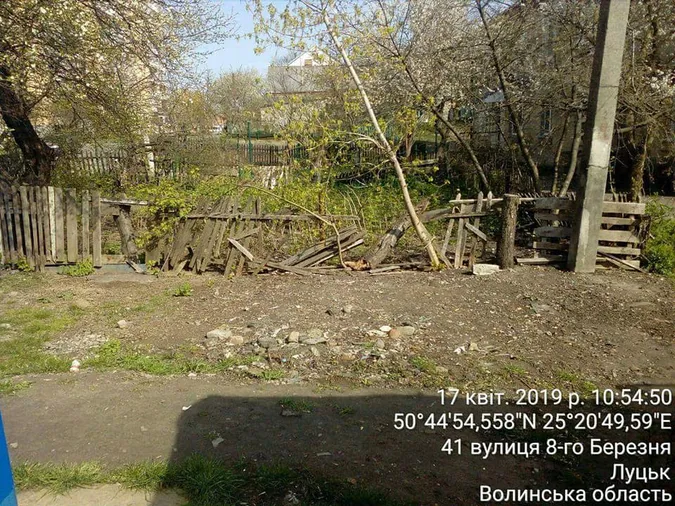 Муніципали демонтували в Луцьку занедбані паркани (фото)