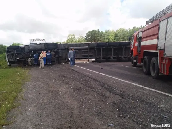 На волинській трасі перевернулась фура (фото)
