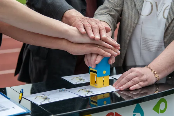 «Україно, вперед!»: у Луцьку погасили нову марку, присвячену збірній України з футболу (фото)