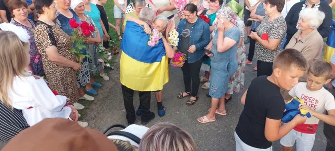 Усмішки крізь сльози: на Волинь з полону повернувся Леонід Карига (фото)