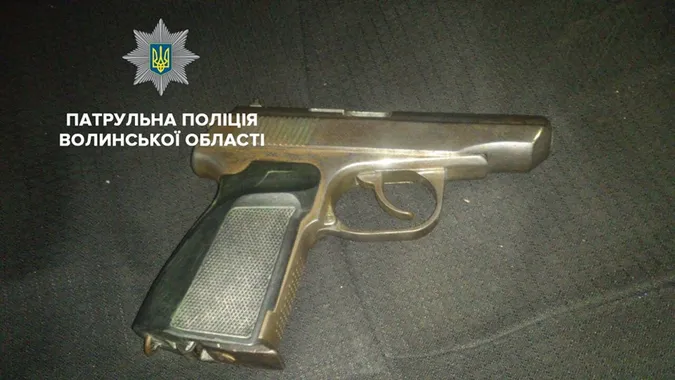 У центрі Луцька невідомі стріляли в припарковане авто (фото, відео)