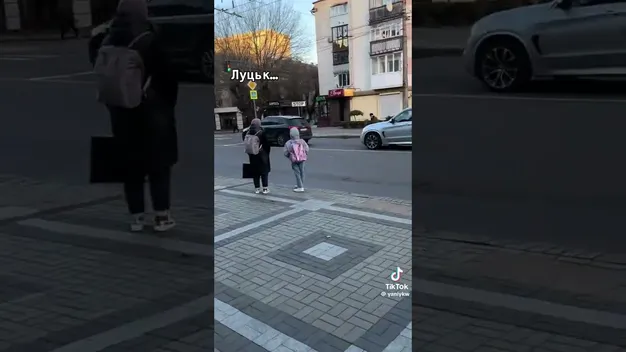 🐐 У центрі Луцька дідусь вигулював «внуків-квадроберів» (відео)