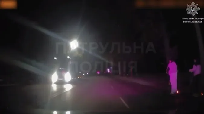 У Луцьку зловили п'яних дівчат на електросамокатах (відео)