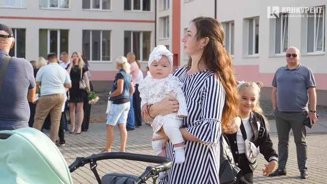 Квіти, дзвоники і діти: як у Луцькому ліцеї №9 відзначили 1 вересня (фото)