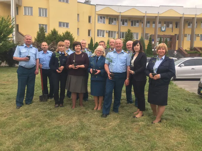 Волинська митниця на День ветерана посадила інноваційні фенікс-дерева