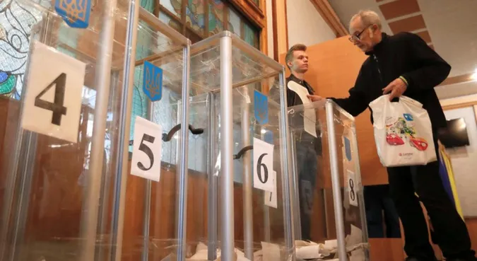 Опрацьовано 50% протоколів: Зеленський і Порошенко лідирують