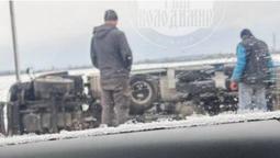 На волинській трасі вантажівка, яка посипає дороги, злетіла в кювет (фото)