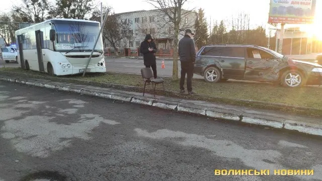 У Луцьку – ДТП з постраждалими: зіштовхнулись леговик та пасажирський автобус (фото)